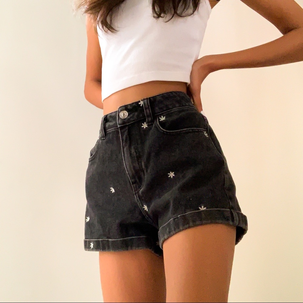 pacsun daisy embroidered black shorts